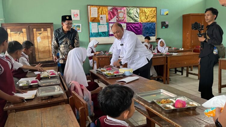 Kepala BGN Antar Langsung MBG ke SDN Citaringgul 02, lni yang Ditemukan!