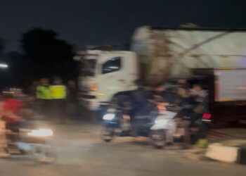 ‎Jukir di Exit Tol Gunung Putri Terlindas Truk