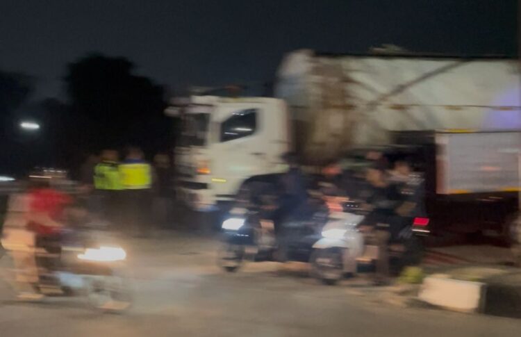 ‎Jukir di Exit Tol Gunung Putri Terlindas Truk