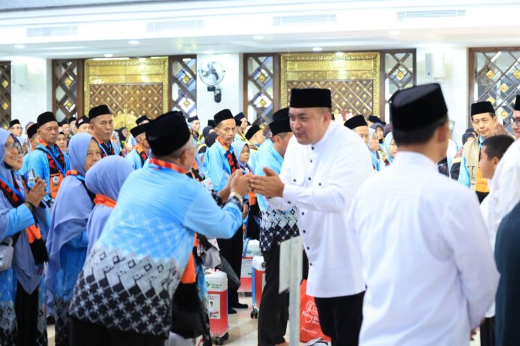 ‎Ratusan Jamaah Haji Resmi Diberangkatkan dari Masjid Raya Nurul Wathon