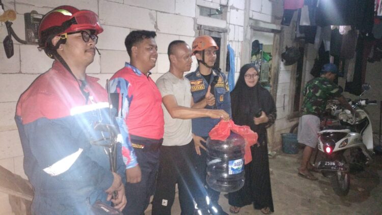 ‎Bikin Panik! Ular Kobra 1,5 Meter Ditemukan di Permukiman Warga Kampung Kedep