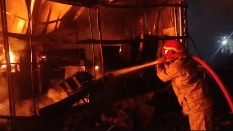 ‎Diduga Korsleting Listrik, Gudang Penyimpanan Tenda Ludes Dilalap Si Jago Merah ‎
