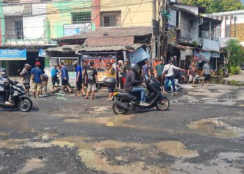 Pedagang Griya Bukit Jaya Benahi Drainase Secara Swadaya