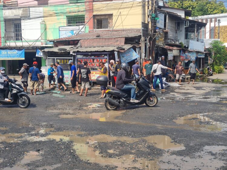 Pedagang Griya Bukit Jaya Benahi Drainase Secara Swadaya