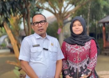 Kadisdik Jabar, Purwanto bersama guru SMAN 2 Purwakarta Rizkita Nurul Baifin. (Foto: Disdik Jabar)
