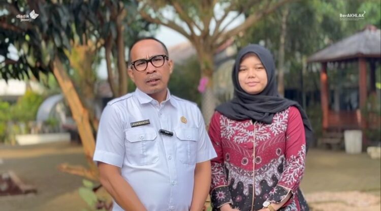 Kadisdik Jabar, Purwanto bersama guru SMAN 2 Purwakarta Rizkita Nurul Baifin. (Foto: Disdik Jabar)