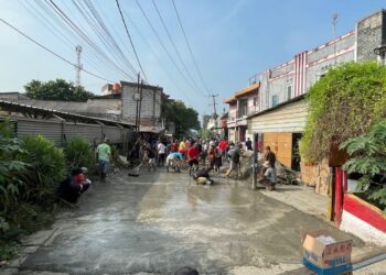 Warga Kampung Kedep Swadaya Cor Jalan Rusak Pakai Limbah Beton Sisa Pabrik