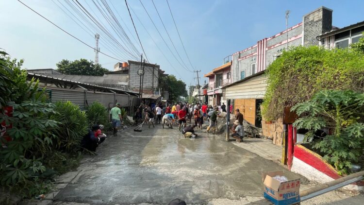 Warga Kampung Kedep Swadaya Cor Jalan Rusak Pakai Limbah Beton Sisa Pabrik