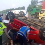 Sopir Ngantuk! Mobil Daihatsu Ayla Terjungkal di Tol Jagorawi