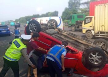 Sopir Ngantuk! Mobil Daihatsu Ayla Terjungkal di Tol Jagorawi