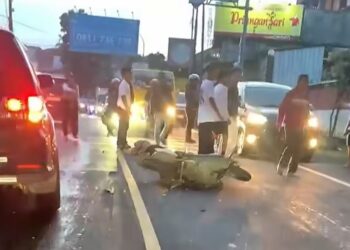 Tergelincir, Pengendara Scoopy Hantam Mitsubishi Xpander