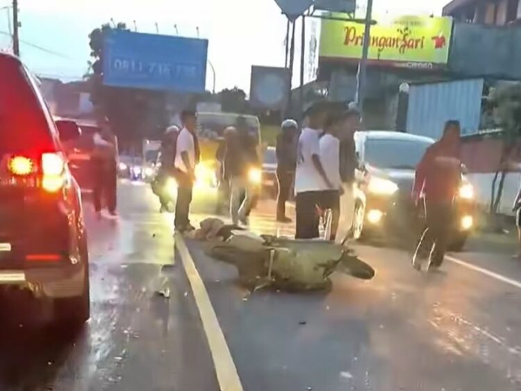 Tergelincir, Pengendara Scoopy Hantam Mitsubishi Xpander