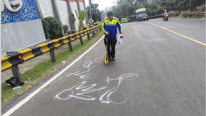 Pick Up Tabrak Mio dan Vespa di Tanjakan Selarong Puncak Bogor