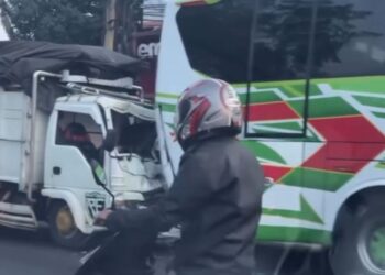 Truk Elf Tabrak Bus Hino yang Berhenti di Jalan Cileungsi-Jonggol