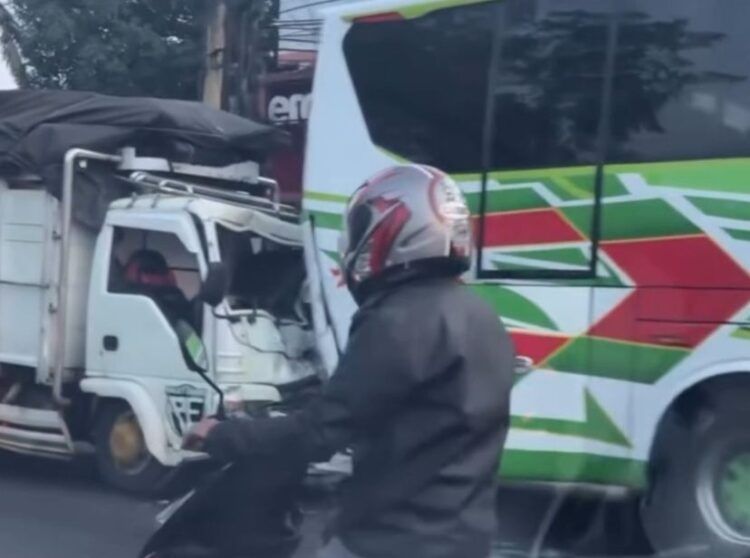 Truk Elf Tabrak Bus Hino yang Berhenti di Jalan Cileungsi-Jonggol