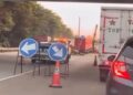 Truk Pecah Ban di Tol Jagorawi KM 23 Gunung Putri, Tabrak Guardrail hingga Dievakuasi