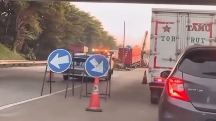 Truk Pecah Ban di Tol Jagorawi KM 23 Gunung Putri, Tabrak Guardrail hingga Dievakuasi