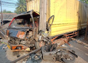 Lakalantas di Cileungsi! Truk Box Tabrak Motor hingga Tiang Listrik