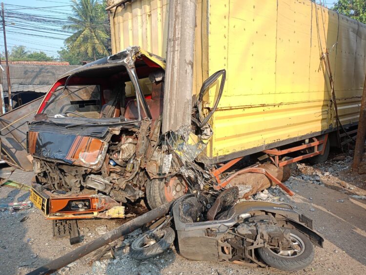 Lakalantas di Cileungsi! Truk Box Tabrak Motor hingga Tiang Listrik