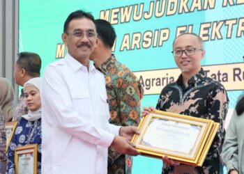 Bangun Motivasi Jajaran, Sekjen Kementerian ATR/BPN Beri Penghargaan kepada Satker Pengelola Kearsipan Terbaik