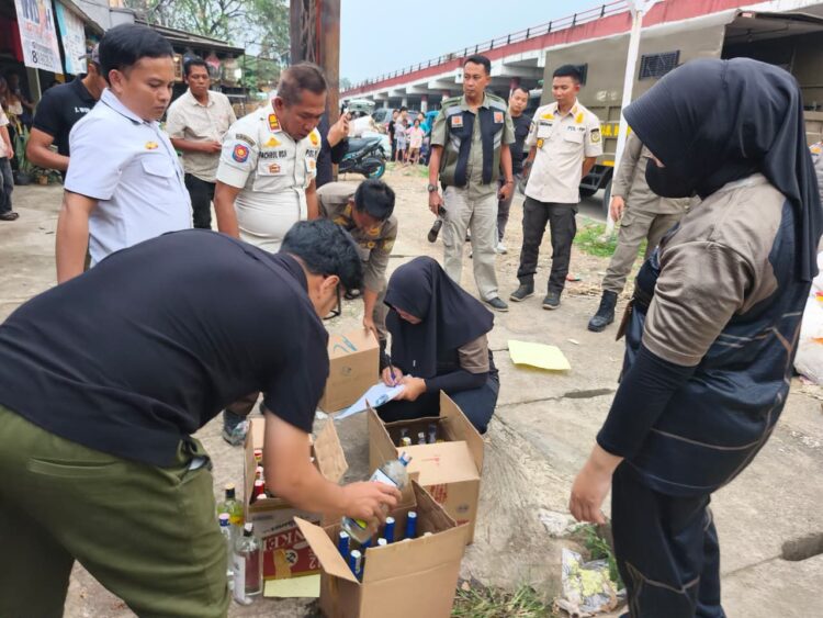 Satpol PP Kabupaten Bogor Sita 1.133 Botol Miras Tanpa Izin di Cileungsi