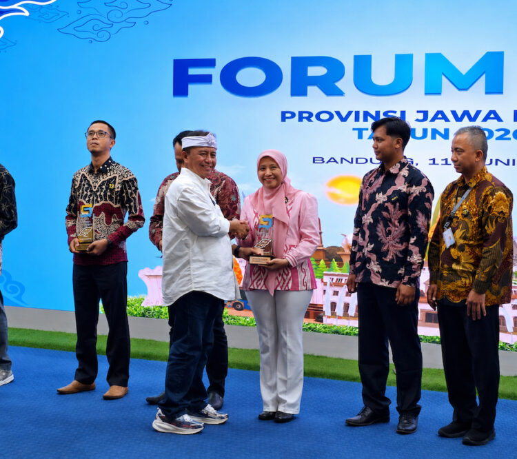 Gencarkan Pemberdayaan Lokal, Solusi Bangun Indonesia Sabet Penghargaan Forum CSR Jabar 2026