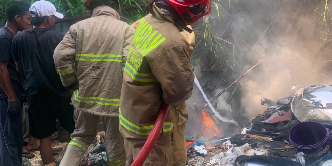 ‎Las Listrik Picu Kebakaran Gudang Rongsok di Sentul ‎