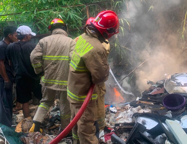 ‎Las Listrik Picu Kebakaran Gudang Rongsok di Sentul ‎