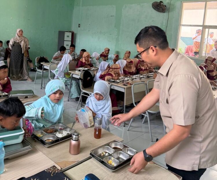 Sastra Winara Tinjau Program MBG di SDN Babakan Madang 03, Beri Motivasi Generasi Emas 2045