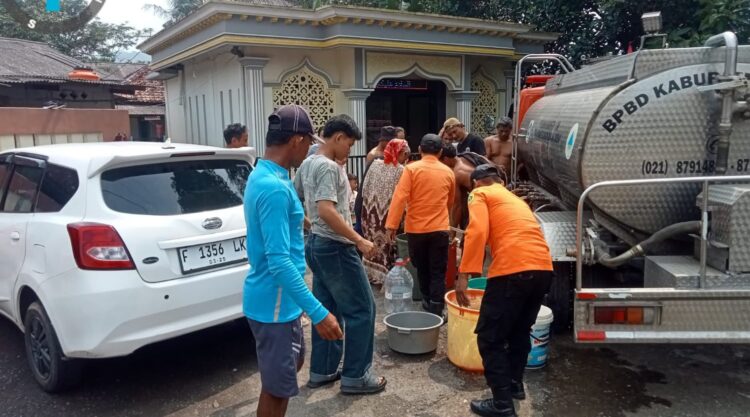 203 Warga Desa Sukajaya Jonggol Alami Krisis Air Bersih Akibat Kemarau, BPBD Salurkan 5.000 Liter Air 