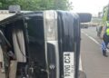 ‎Diduga Mengantuk, Mobil Box Tabrak Minibus hingga Ringsek di Tol Jagorawi