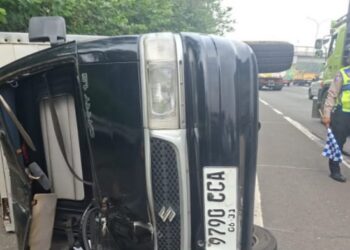 ‎Diduga Mengantuk, Mobil Box Tabrak Minibus hingga Ringsek di Tol Jagorawi