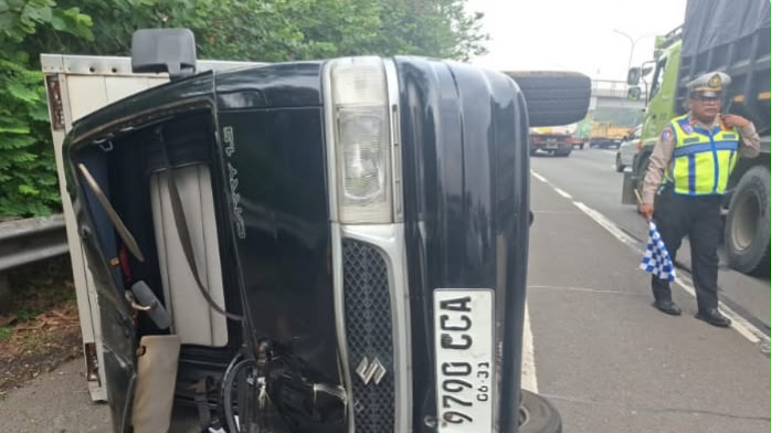 Diduga Mengantuk, Mobil Box Tabrak Minibus hingga Ringsek di Tol Jagorawi