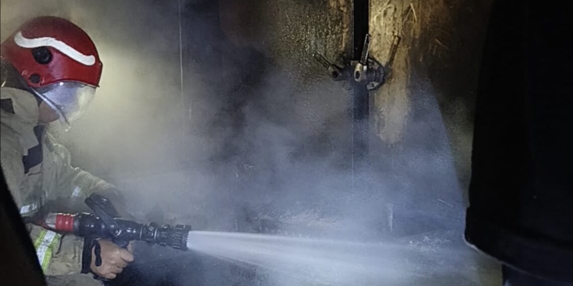 Diduga Karena Tumpukan Lemak, Pabrik di Cibinong Terbakar