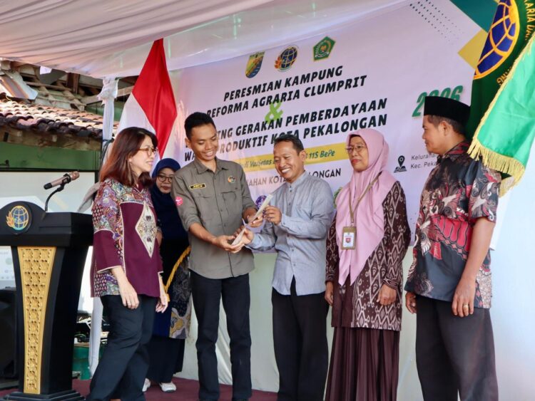 Resmikan Kampung RA dan Pemberdayaan Wakaf Produktif di Pekalongan, Sahli ATR/BPN Harapkan Kesejahteraan Masyarakat Dapat Terwujud
