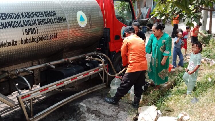 Desa Gunung Sari Citeureup Krisis Air Bersih, BPBD Kabupaten Bogor Salurkan 5.000 Liter Air