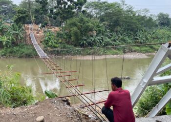 Warga Khawatir, Jembatan Darurat Penghubung Gunung Putri-Klapanunggal Amblas Sebelum Dipakai