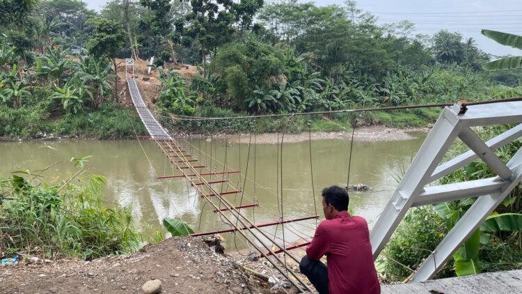 Warga Khawatir, Jembatan Darurat Penghubung Gunung Putri-Klapanunggal Amblas Sebelum Dipakai