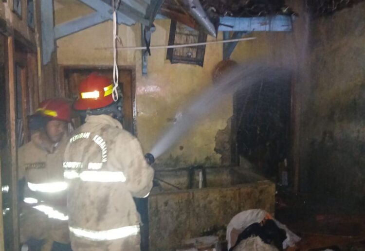Diduga Korsleting Listrik, Dua Rumah Terbakar di Ciampea