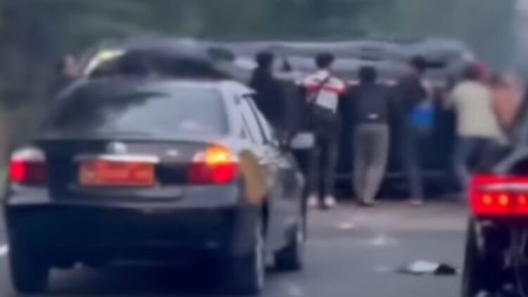 Diduga Microsleep, Fortuner Terbalik di Tol Jagorawi KM 30 Ciawi
