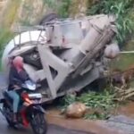 Truk Molen Terperosok 10 Meter di Tanjakan Klenteng Megamendung