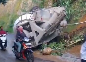 Truk Molen Terperosok 10 Meter di Tanjakan Klenteng Megamendung