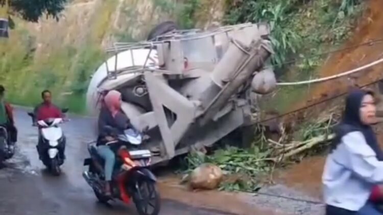 Truk Molen Terperosok 10 Meter di Tanjakan Klenteng Megamendung