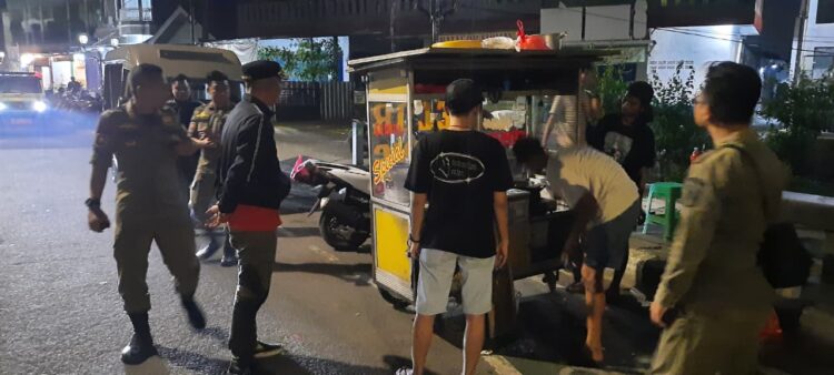 Satpol PP Kabupaten Bogor Sapu Bersih PKL dan Parkir Liar di Pakansari, 21 Pedagang Diberi Teguran