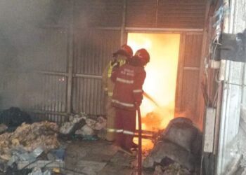 Akibat Bakaran Sampah, Lapak Rongsok Terbakar