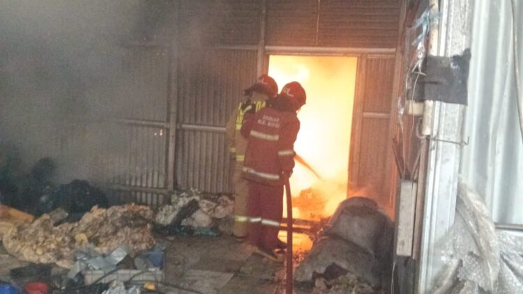 Akibat Bakaran Sampah, Lapak Rongsok Terbakar