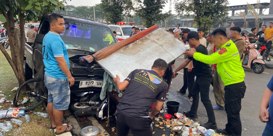 ‎Belajar Mengemudi, Mobil Pick Up Tabrak Pesepeda & Pedagang di Pakansari ‎