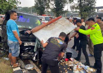 Belajar Mengemudi, Mobil Pick Up Tabrak Pesepeda & Pedagang di Pakansari 