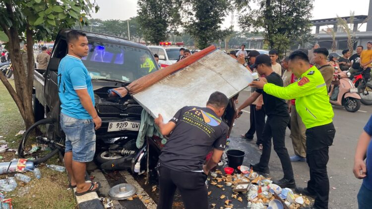 Belajar Mengemudi, Mobil Pick Up Tabrak Pesepeda & Pedagang di Pakansari 