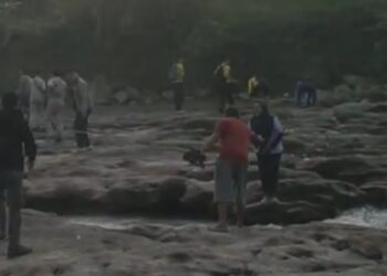 Jembatan Gantung Darurat Wika Antre Parah, Warga Nekat Turun ke Sungai Demi Kejar Waktu